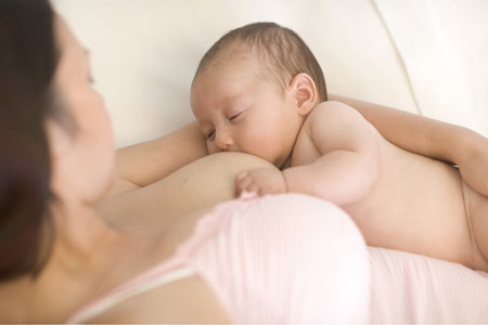 Nguy hại khôn lường từ phương pháp nâng ngực "ẩu"