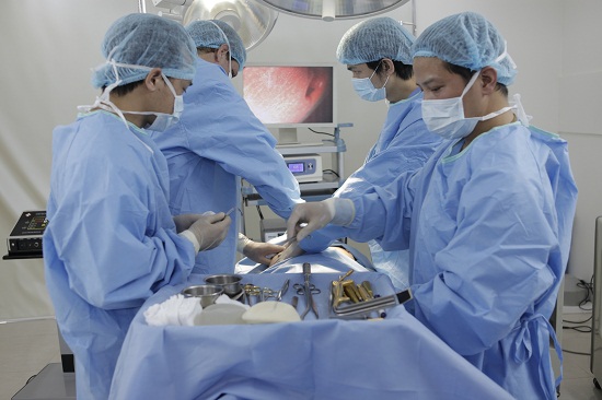 Làm đẹp an toàn với phương pháp nâng ngực nội soi2