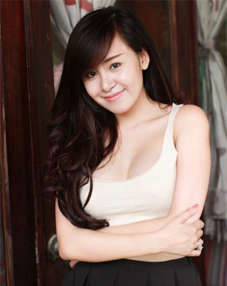 Bà Tưng phẫu thuật ngực cải thiện vòng 1